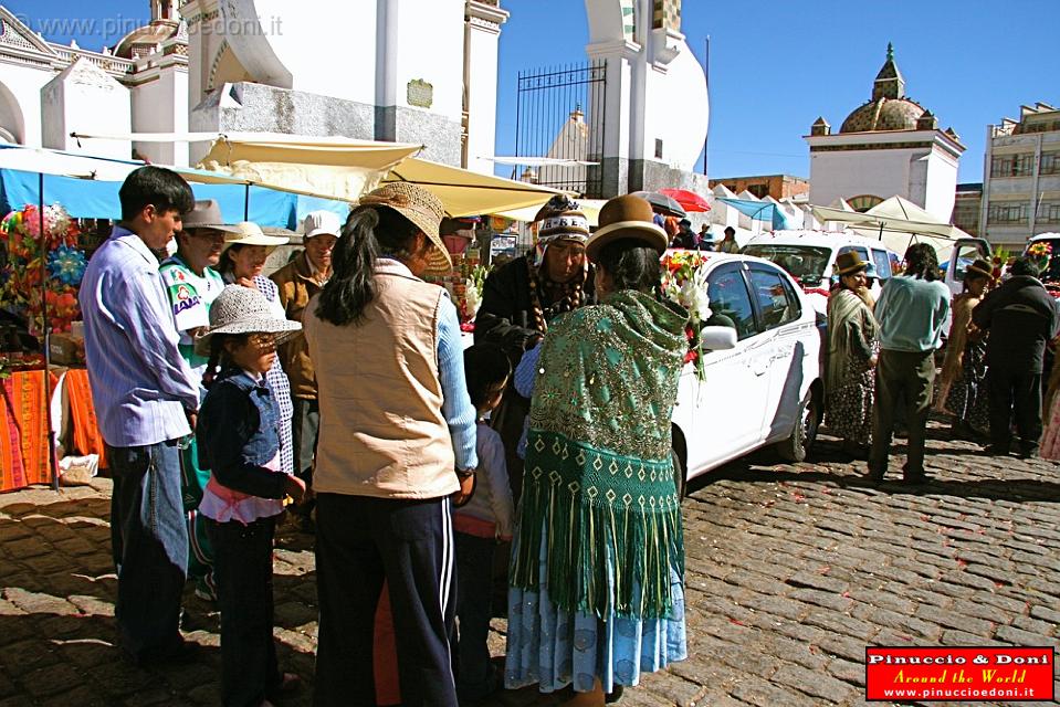 BOLIVIA - Battesimo delle auto a Copacabana - 3.jpg